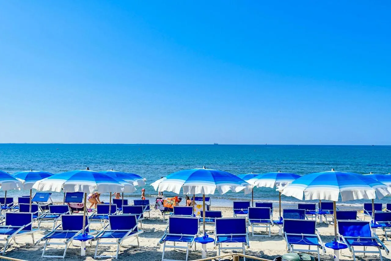 Isa-Appartament Plus: Quad Suite with AC and Private Outdoor Area Piombino Italy